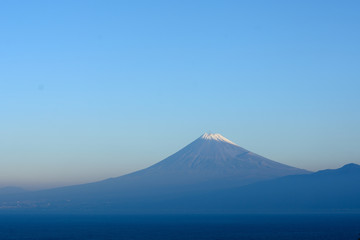 Fototapeta premium 西伊豆から見る初冠雪翌日の洋上の富士山