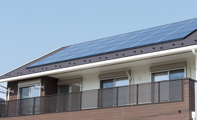 住宅　設備　ソーラーパネル　施工例　青空　コピースペース