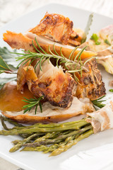 Costine di maiale arrosto con contorno di verdure cotte 