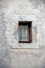 Fototapeta na wymiar vecchia finestra su muro effetto granuloso