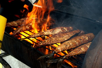 рыба, макрель на углях.