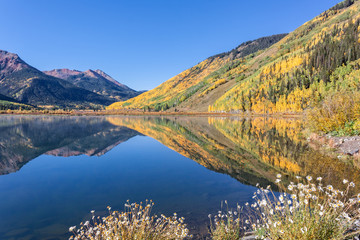 Fototapeta na wymiar Fall Reflection in Colorado Mountains
