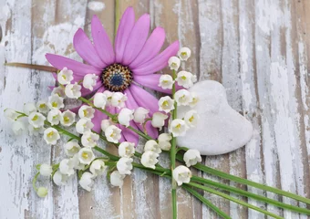 Photo sur Aluminium Muguet bouquet de muguets et cœur  en pierre sur table bois blanc 