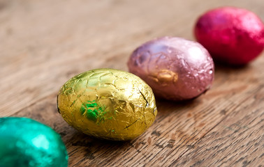 oeufs de Pâques au chocolat dans du papier brillant en couleur