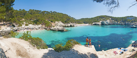 Minorca, isole Baleari, Spagna: la spiaggia di Cala Mitjaneta con Cala Mitjana sullo sfondo il 7...