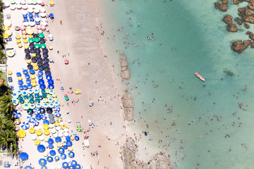 Fototapeta na wymiar Vista aérea de recifes de corais com atividades aquáticas