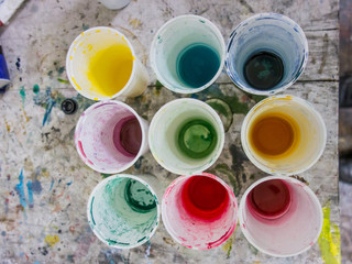 Plastikbecher zum Farben mischen