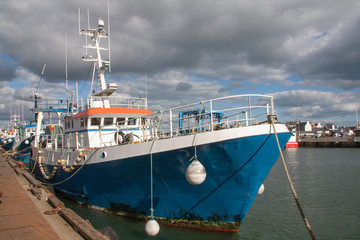 Chalutier à quai au port du Guilvinec, Finistère, Bretagne