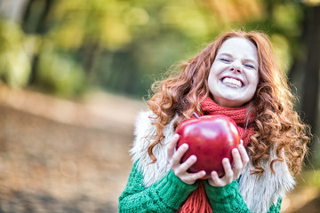Frau mit Apfel im Herbst