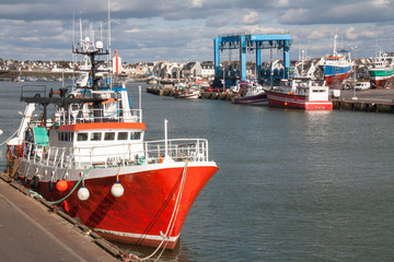 Chalutier à quai au port du Guilvinec, Finistère, Bretagne