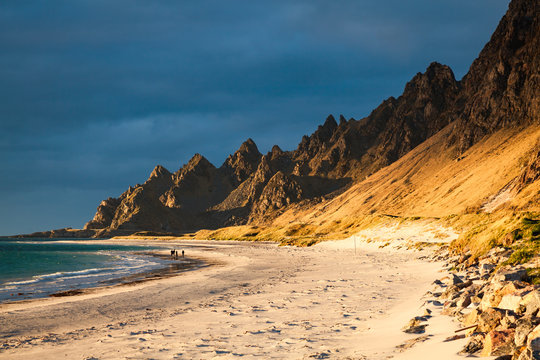 Abendlicht nach dem Regen, Strand von Bleik auf den Vester&aring;len