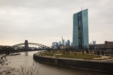 Fototapeta na wymiar EZB und Eisenbahnbrücke - Frankfurt