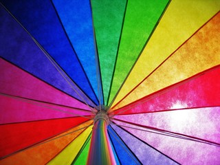 Sonnenschirm in Regenbogen-Farben