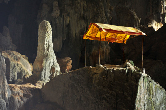 Tham Phu Kham cave near Vang Vieng. Laos