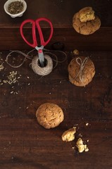 pani alla farina di mais con forbici e spago; uno è sbriciolato 