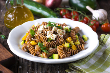 Whole wheat pasta with vegetables and feta - 105721695