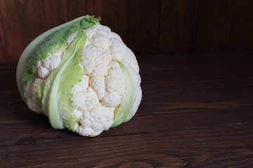 Cavolfiore su tavolo di legno