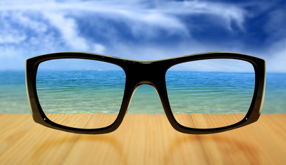 Okulary nad jeziorem, pomost, morze, ocean. - obrazy, fototapety, plakaty