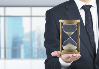 Wooden hour glass © ImageFlow