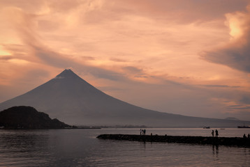 Fototapeta premium Sunrise with Mayon Volcano, Bicol, Philippines