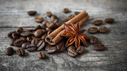 Fototapeta na wymiar Kahve çekirdekleri, anason ve tarçın