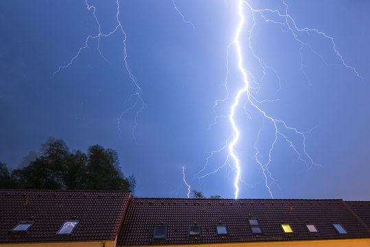 Blitzeinschlag hinter einem Wohnhaus