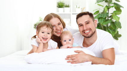 Obraz premium happy family home in bed