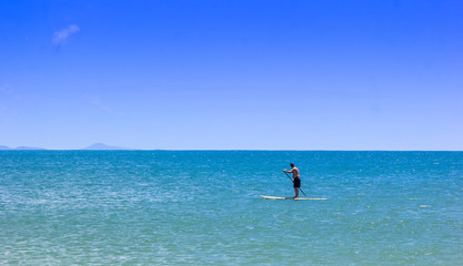 Stand up paddle solitário no mar.