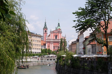 Fototapeta premium Franciscan Church of the Annunciation and Triple Bridge on the Ljubljanica River in Ljubljana, Slovenia 
