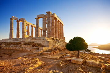 Griekenland. Kaap Sounion - Ruïnes van een oude Griekse tempel van Poseidon voor zonsondergang