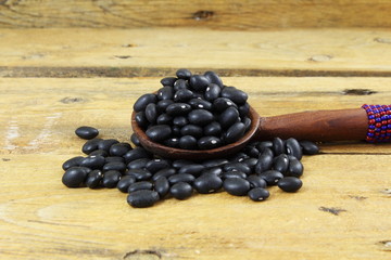 dry black beans in spoon
