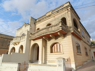 Obraz premium Многоквартирный дом на улице города летним солнечным днем