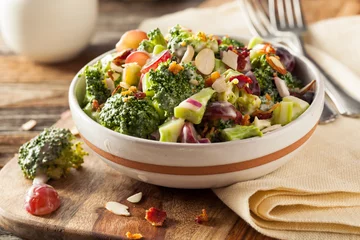 Crédence de cuisine en verre imprimé Plats de repas Homemade Green Broccoli Salad