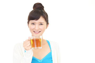 紅茶を飲み寛ぐ女性