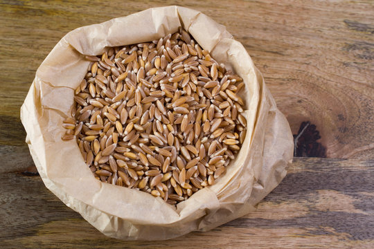 Farro in papper bag