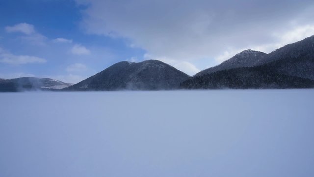 雪に覆われた冬の然別湖