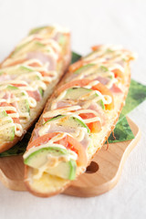 トマトとアボカドのタルティーヌ