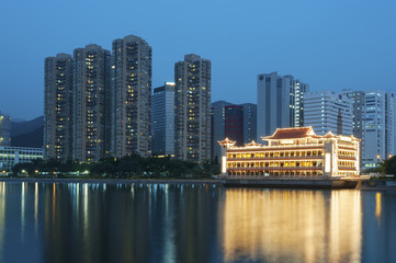 Obraz premium Waterfront buildings in Hong Kong