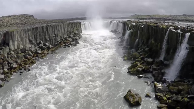 Drohnen Flug &uuml;ber Island Wasserfall	