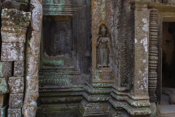 Fototapeta na wymiar Apsara dancer stone carving at Angkor Wat temple