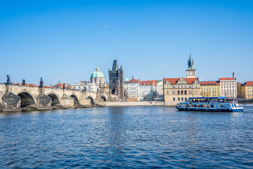 Fototapeta na wymiar Karlsbrücke und Moldau in Prag