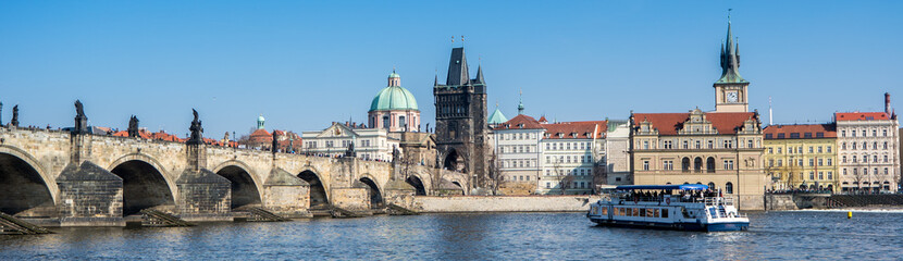 Fototapeta na wymiar Panorama von Prag Karlsbrücke und Moldau