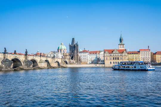 Karlsbrücke und Moldau in Prag