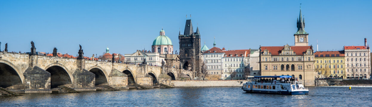 Panorama von Prag Karlsbr&uuml;cke und Moldau