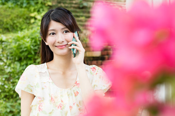 スマホを持った女性