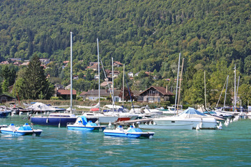 Fototapeta na wymiar yachts moored on Lake Annecy