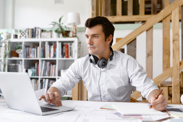 Obraz premium Young businessman in office