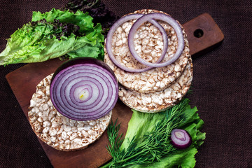 Puffed wheat cake, onions and lettuce