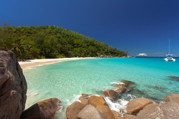 Seychellen Strand mit Felsen und leerem Strand mit weißem Sand