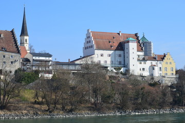 Fototapeta na wymiar Wasserburg am Inn mit Kirche und Burg
